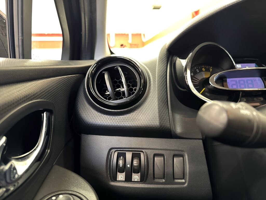 Renault Clio 2015 Musta