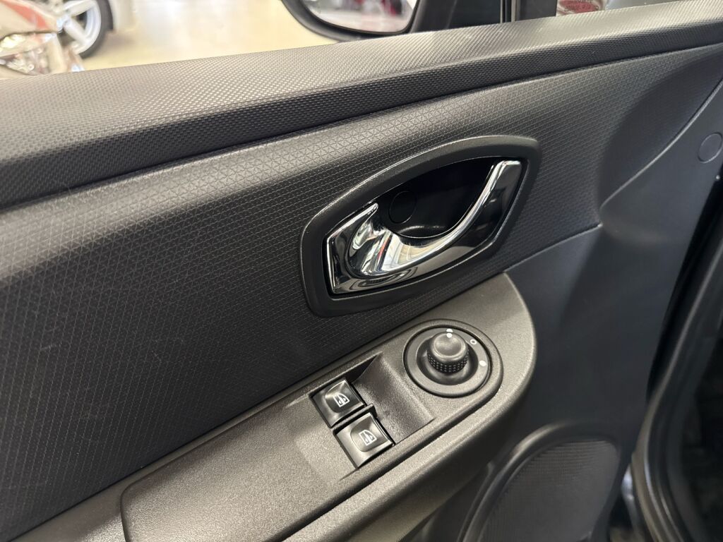 Renault Clio 2015 Musta