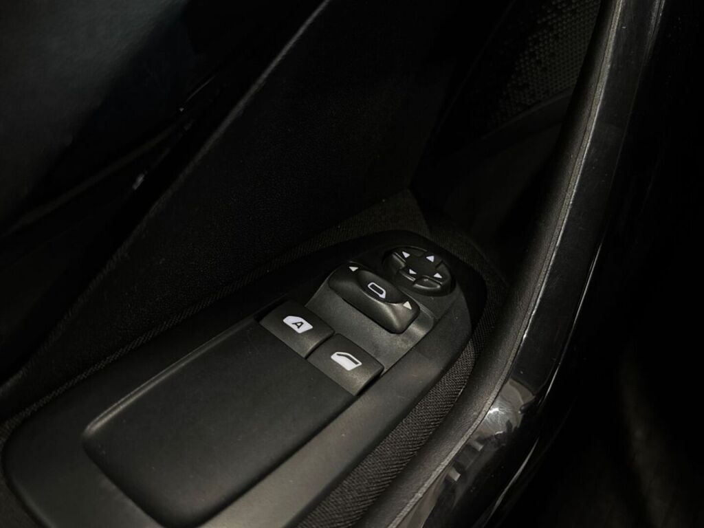 Peugeot 208 2014 Valkoinen