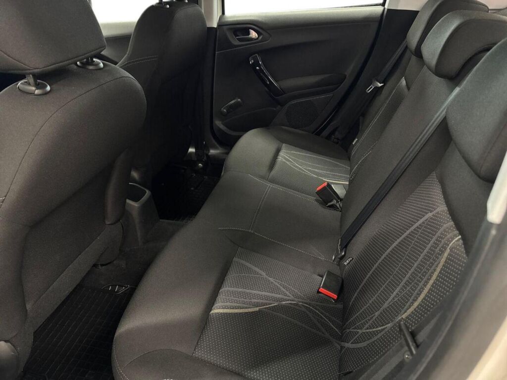 Peugeot 208 2014 Valkoinen