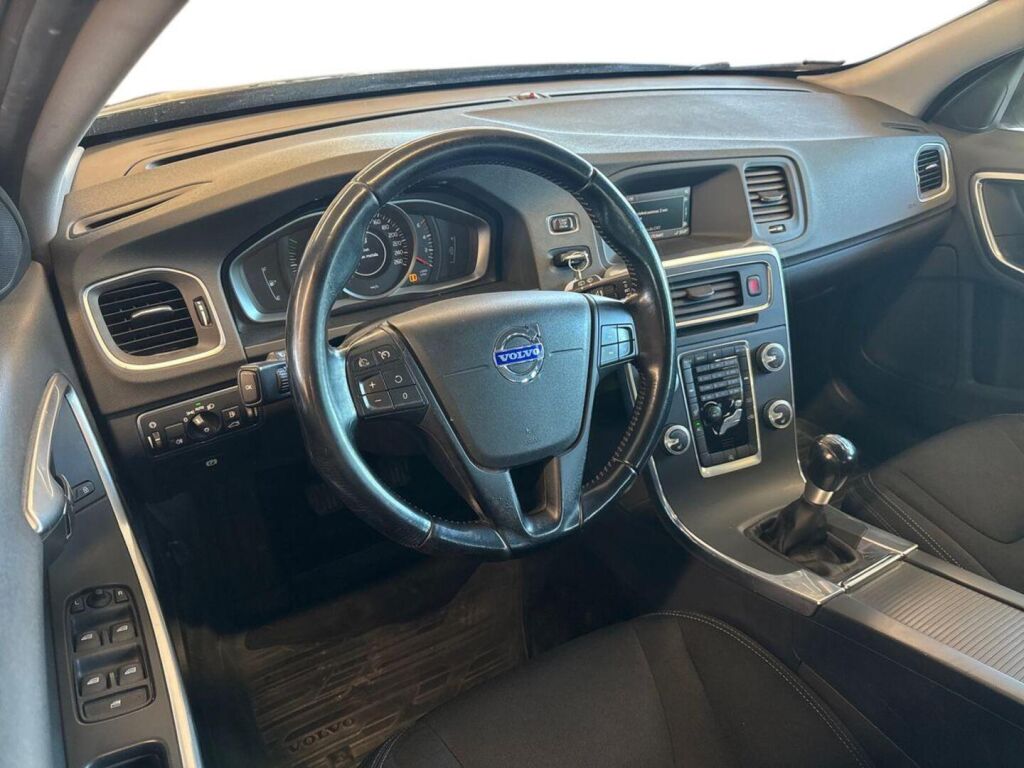 Volvo V60 2015 Musta