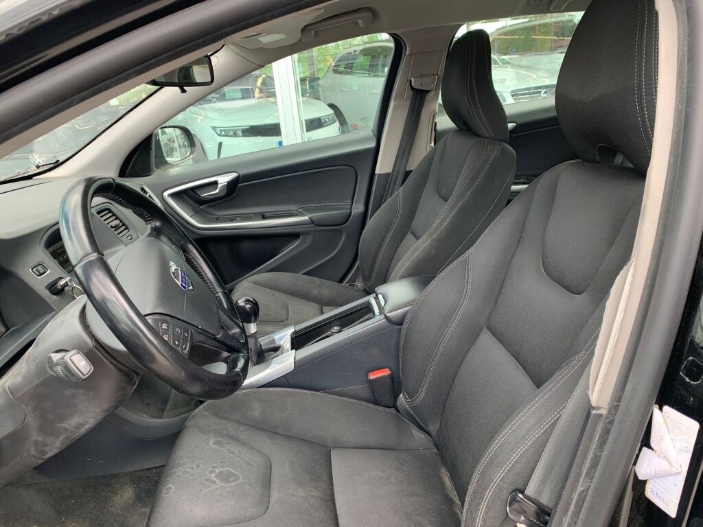 Volvo V60 2015 Musta