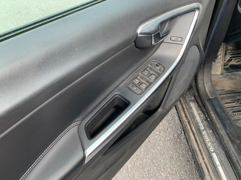 Volvo V60 2015 Musta