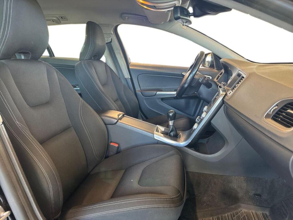 Volvo V60 2015 Musta