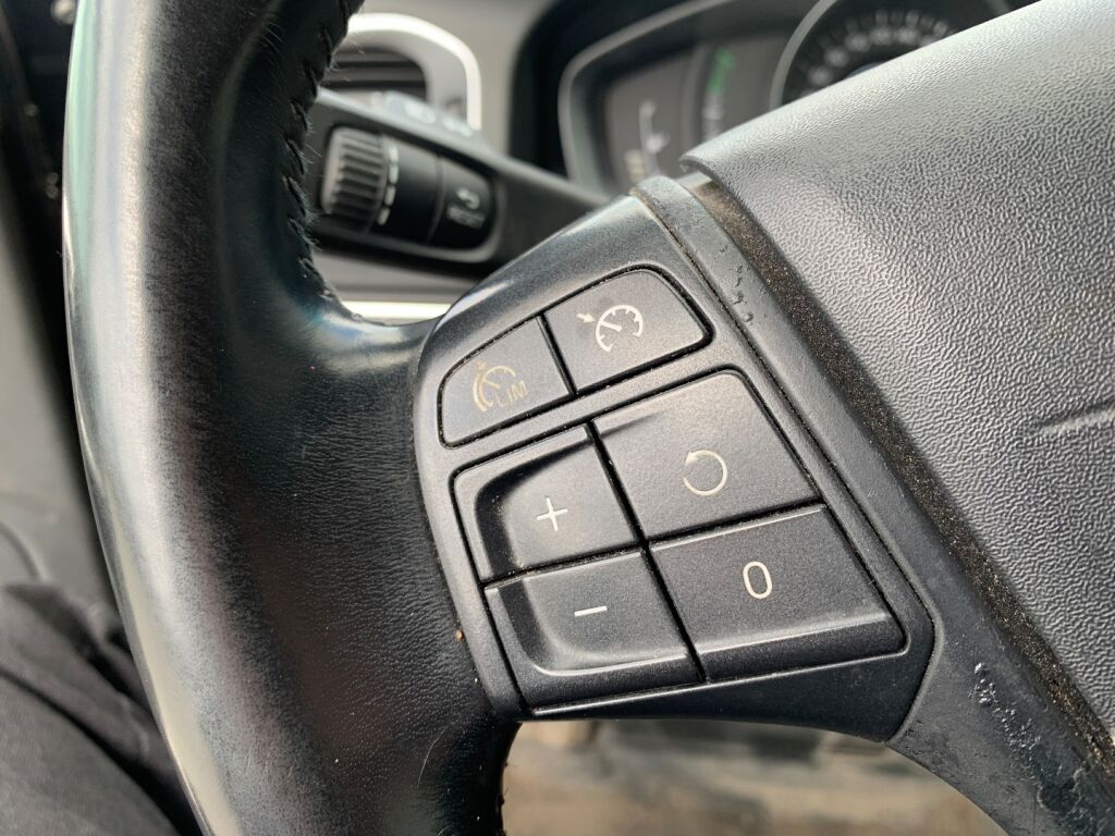 Volvo V60 2015 Musta