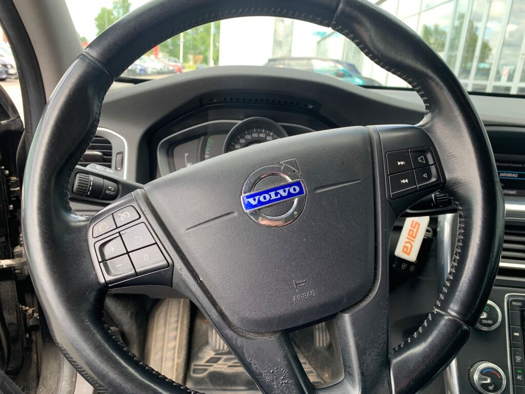 Volvo V60 2015 Musta