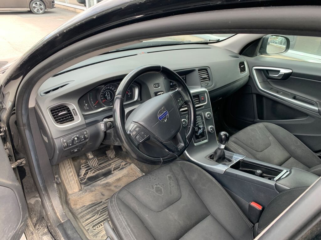 Volvo V60 2015 Musta