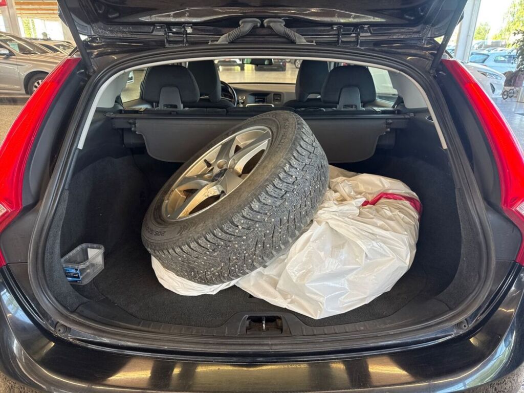 Volvo V60 2015 Musta