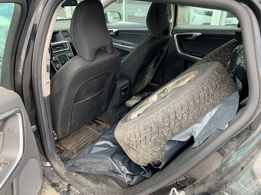 Volvo V60 2015 Musta