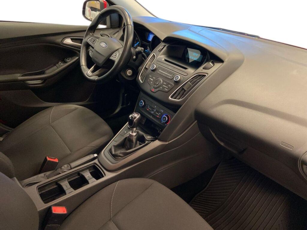 Ford Focus 2015 Punainen
