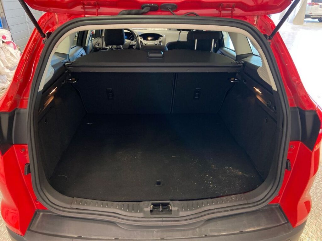 Ford Focus 2015 Punainen