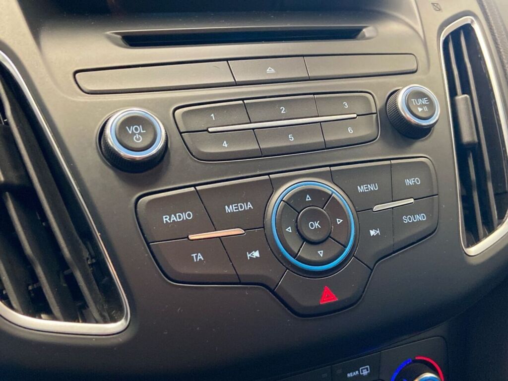 Ford Focus 2015 Punainen