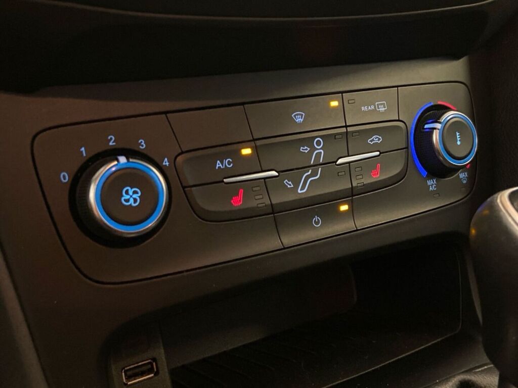 Ford Focus 2015 Punainen