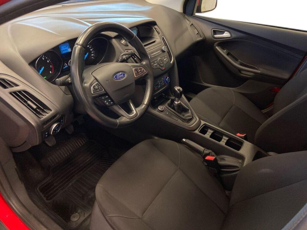 Ford Focus 2015 Punainen