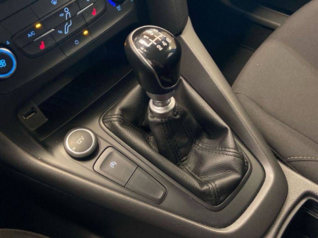 Ford Focus 2015 Punainen