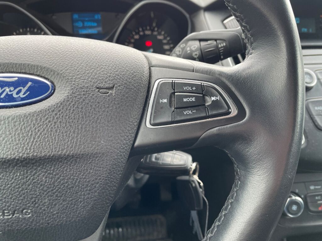 Ford Focus 2015 Valkoinen