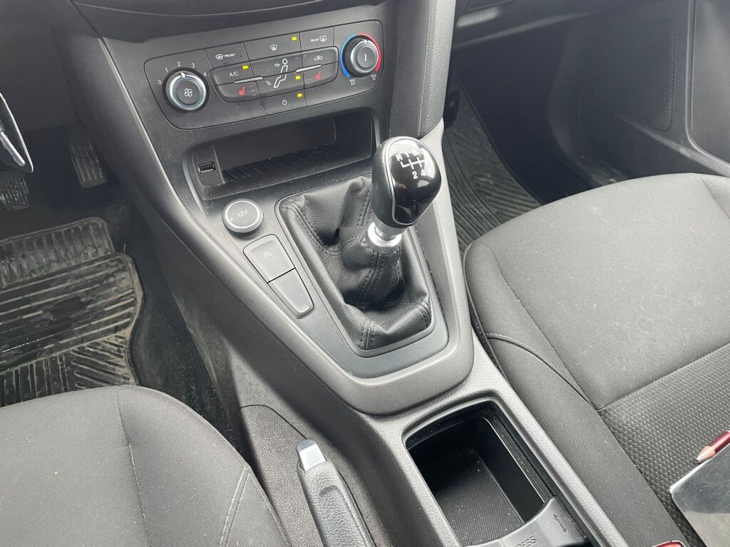 Ford Focus 2015 Valkoinen