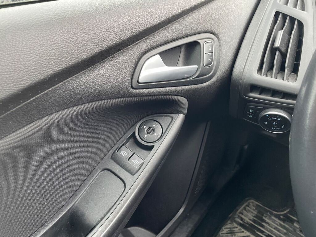 Ford Focus 2015 Valkoinen