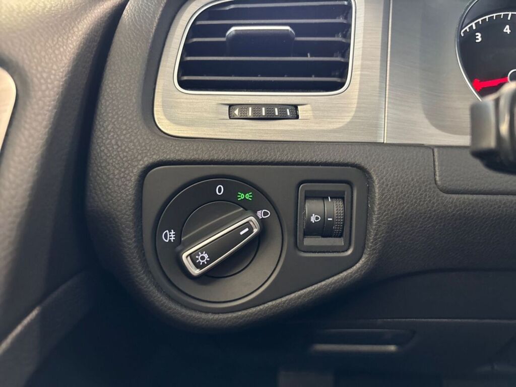 Volkswagen Golf 2015 Musta