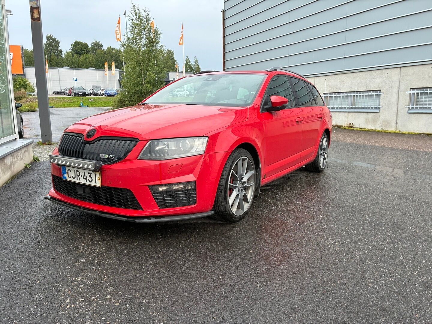 Punainen Skoda Octavia