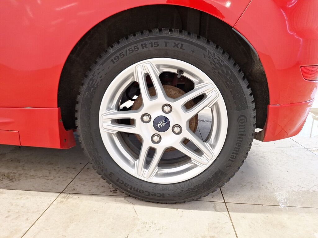 Ford Fiesta 2015 Punainen