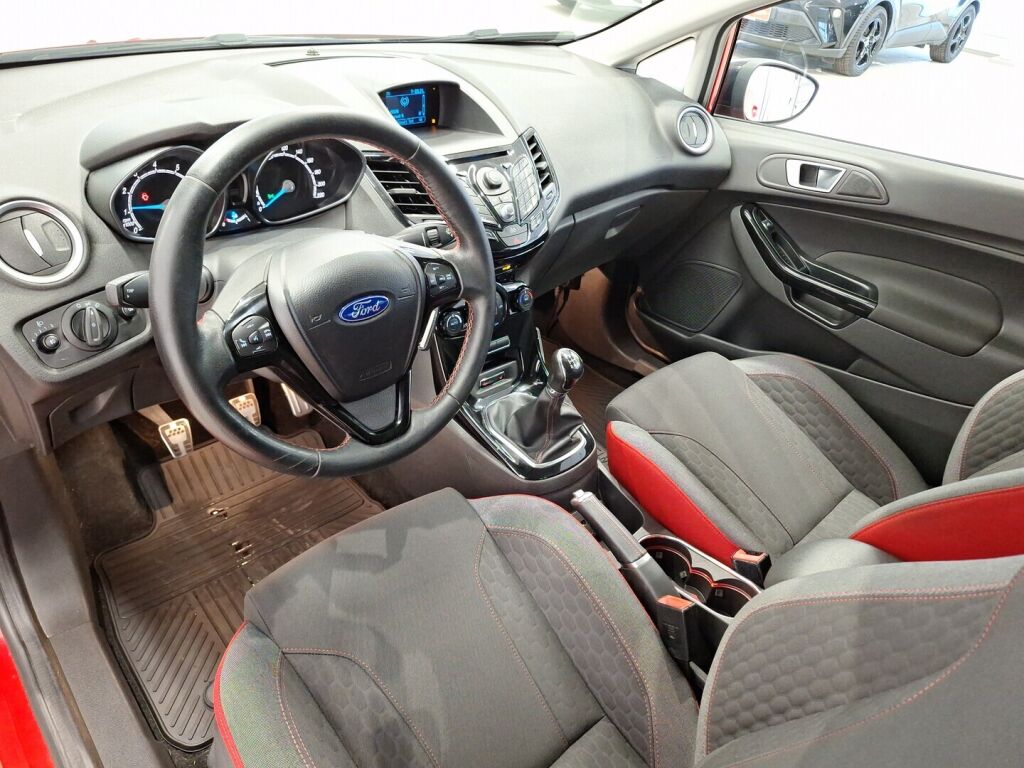 Ford Fiesta 2015 Punainen
