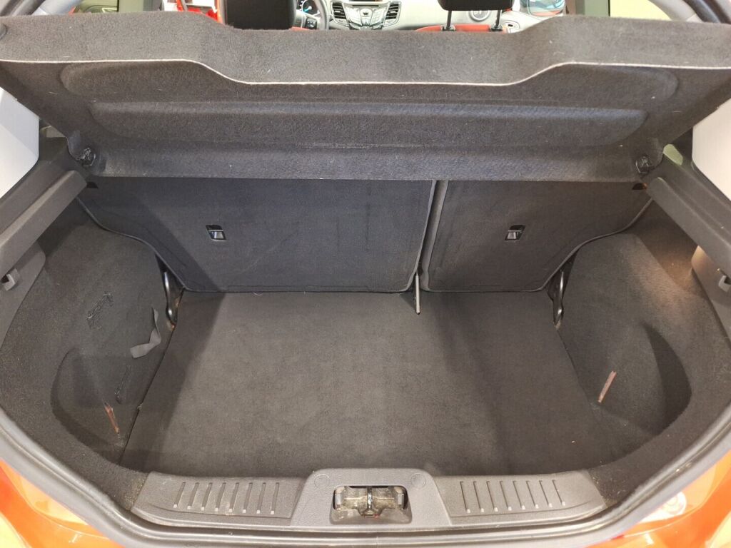 Ford Fiesta 2015 Punainen