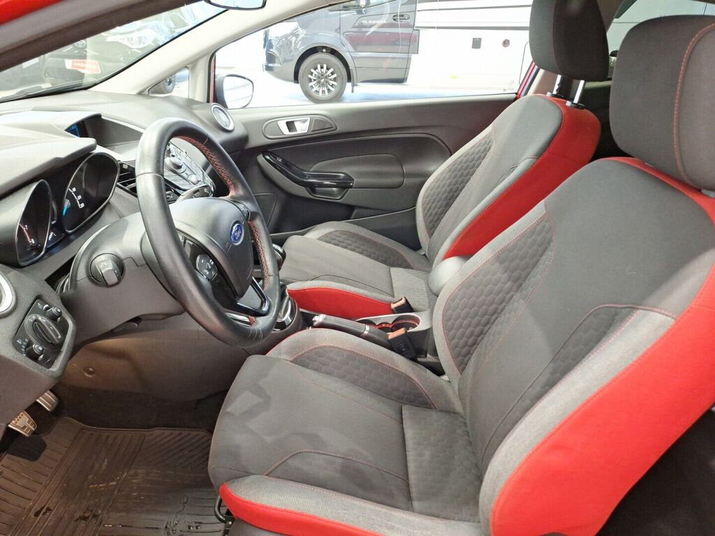 Ford Fiesta 2015 Punainen