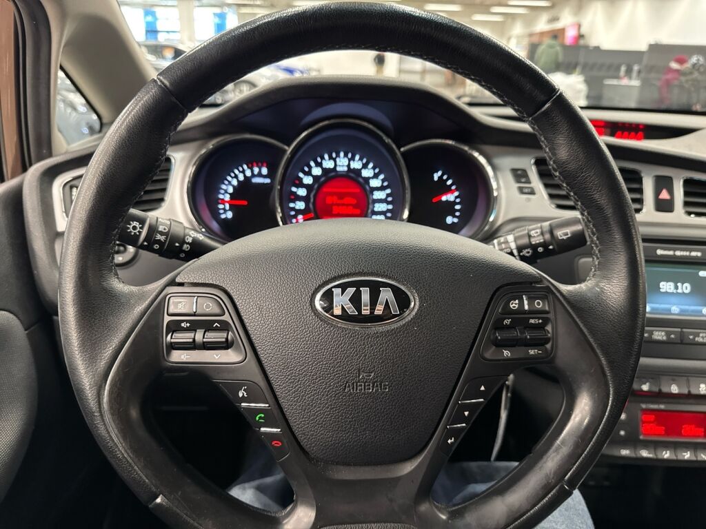 Kia Ceed 2014 Ruskea (beige)