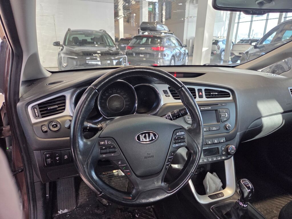Kia Ceed 2014 Ruskea (beige)