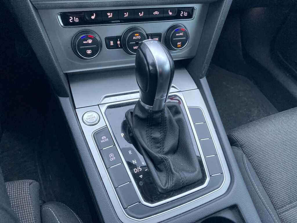 Volkswagen Passat 2015 Metallinhohto Harmaa