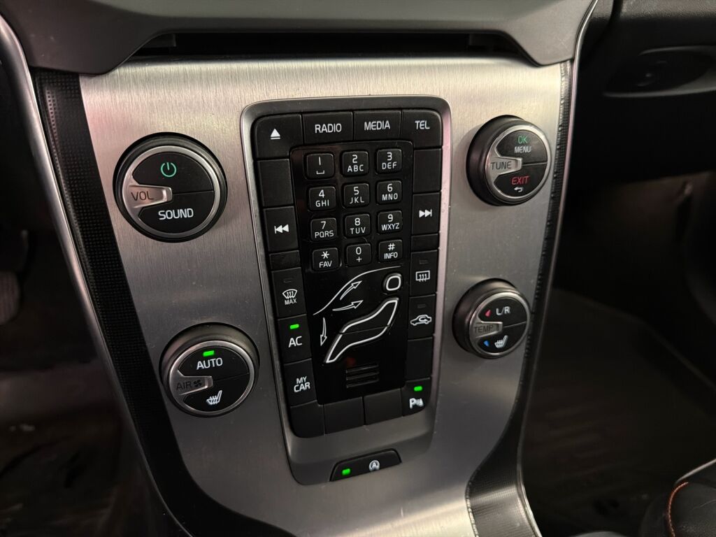 Volvo V40 2015 Musta