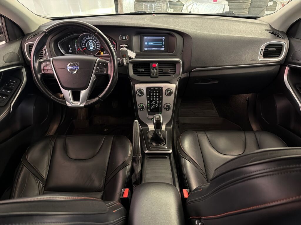 Volvo V40 2015 Musta