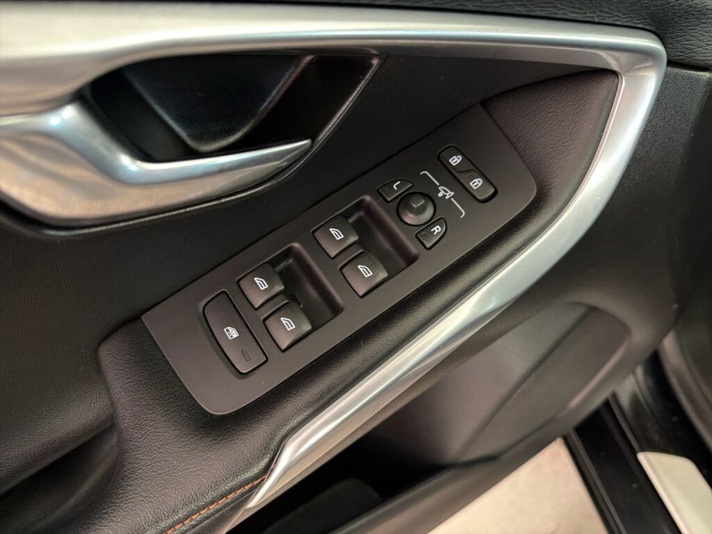 Volvo V40 2015 Musta