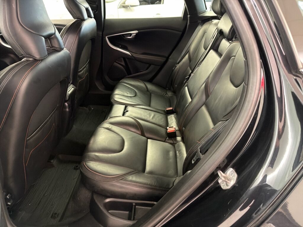 Volvo V40 2015 Musta