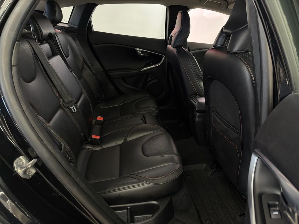 Volvo V40 2015 Musta