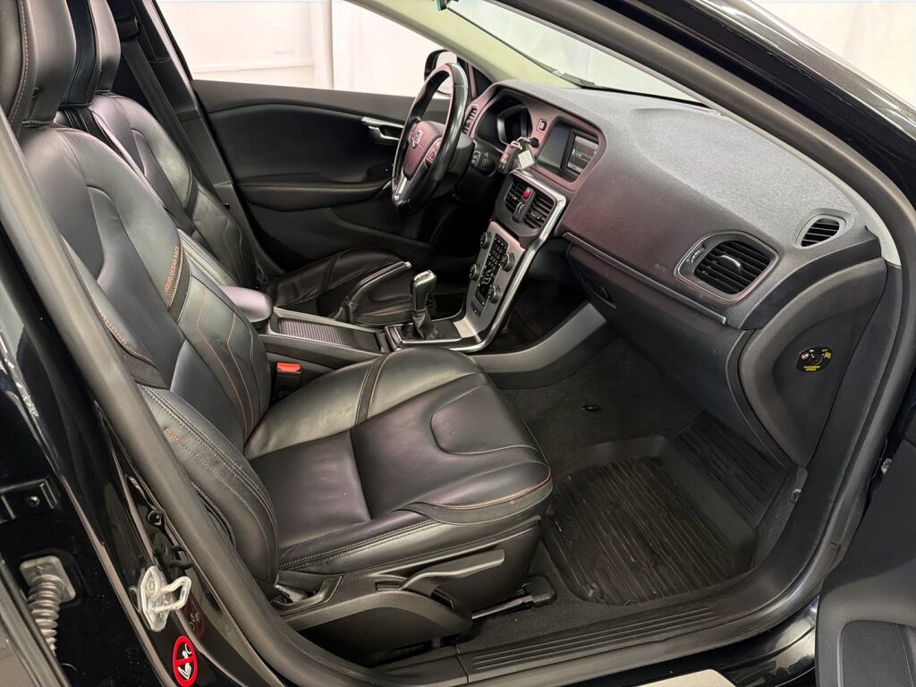 Volvo V40 2015 Musta