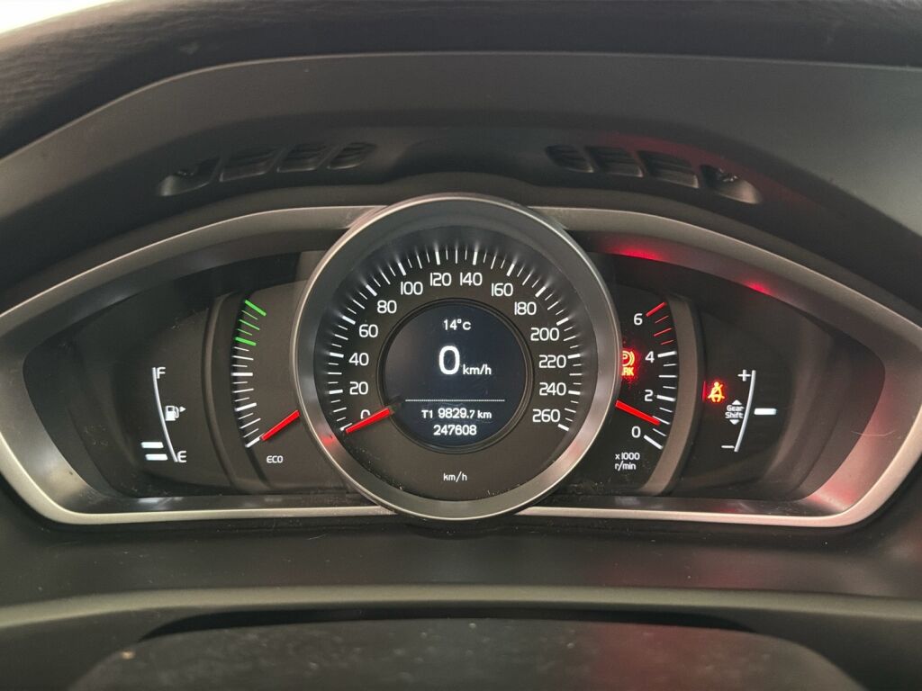 Volvo V40 2015 Musta