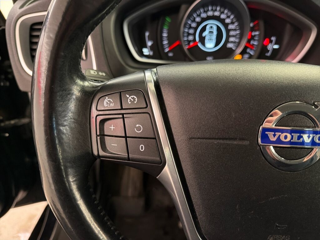 Volvo V40 2015 Musta