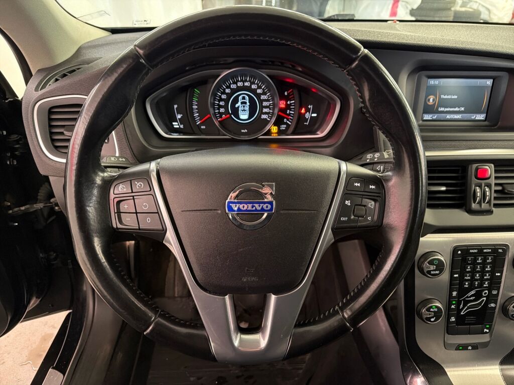 Volvo V40 2015 Musta
