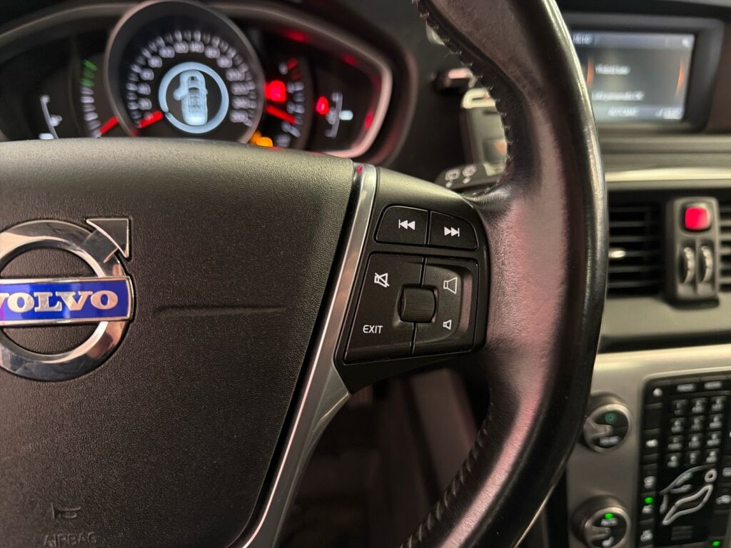 Volvo V40 2015 Musta