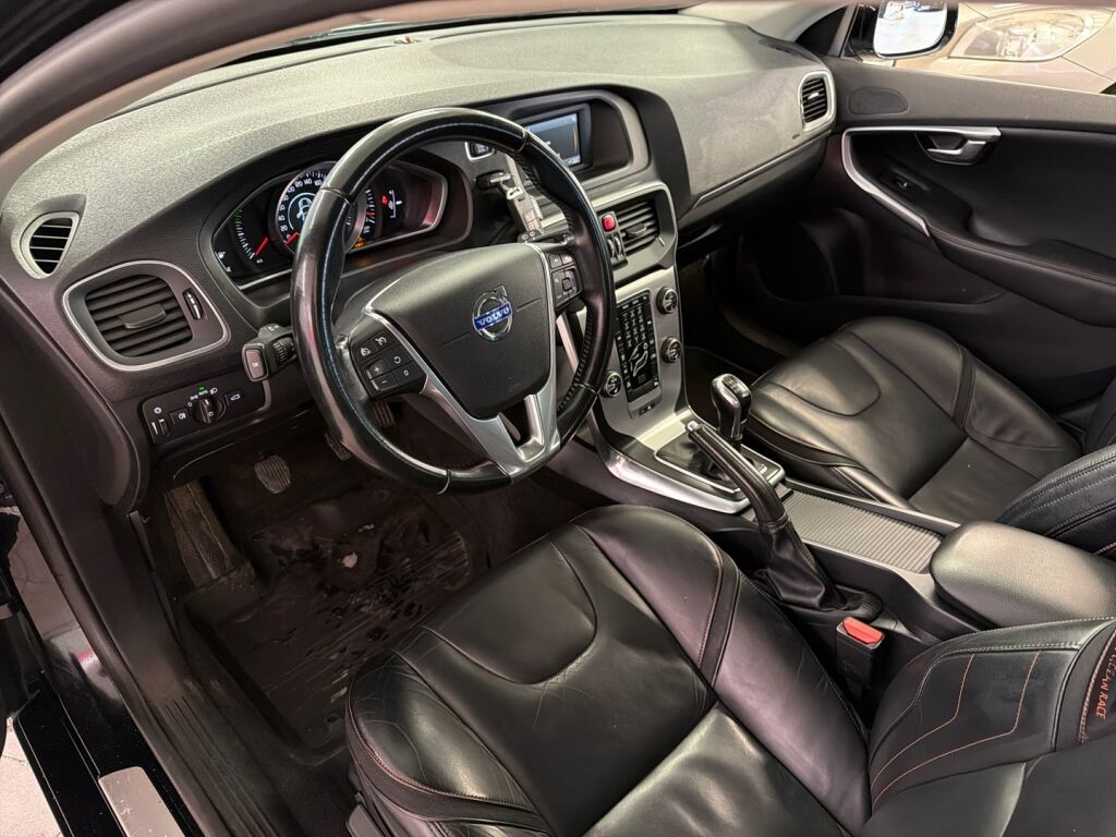 Volvo V40 2015 Musta