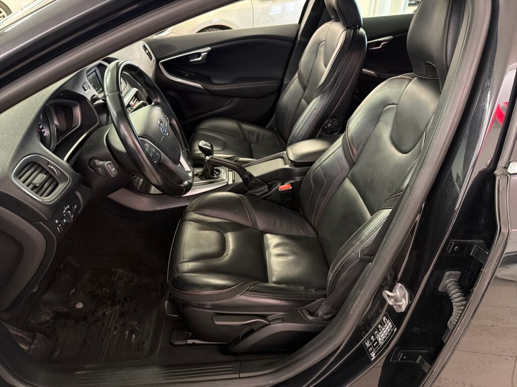 Volvo V40 2015 Musta