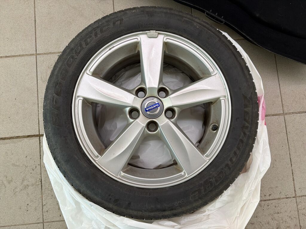 Volvo V40 2015 Musta