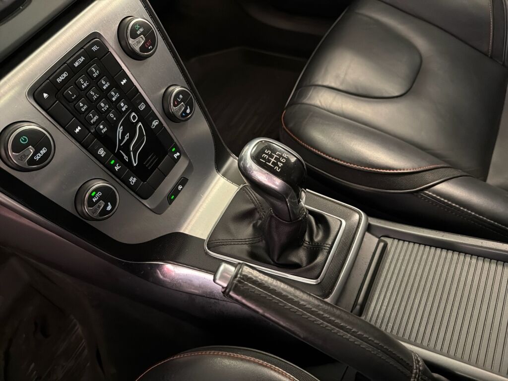 Volvo V40 2015 Musta