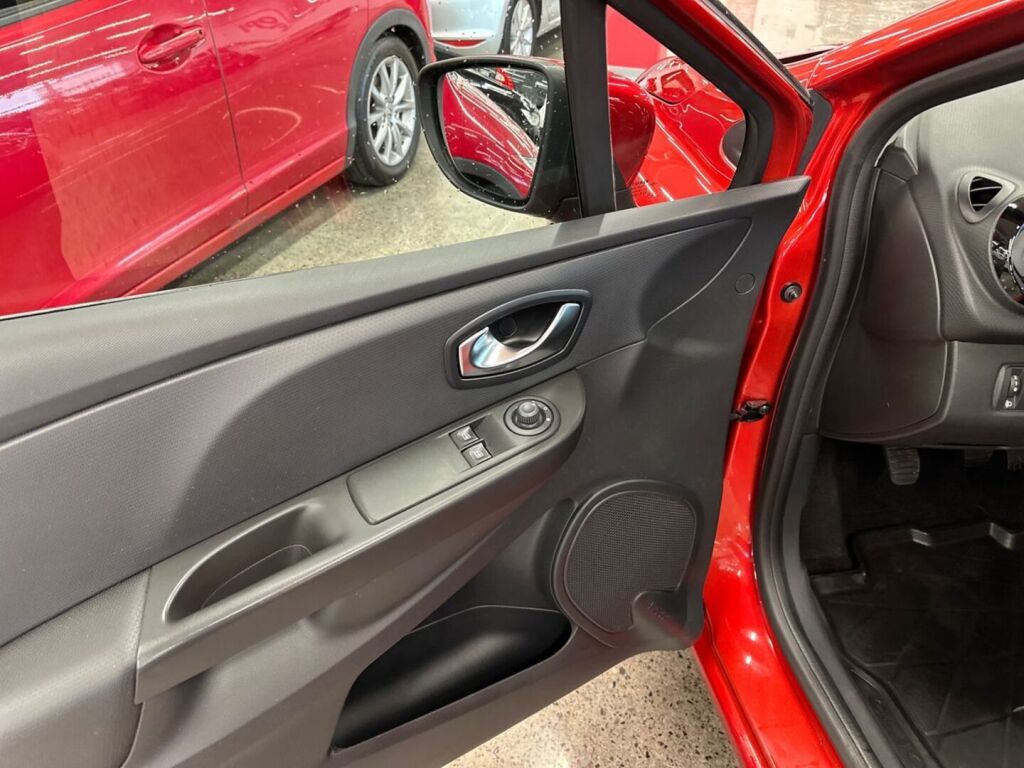 Renault Clio 2015 Punainen