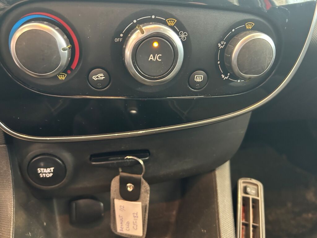 Renault Clio 2015 Punainen