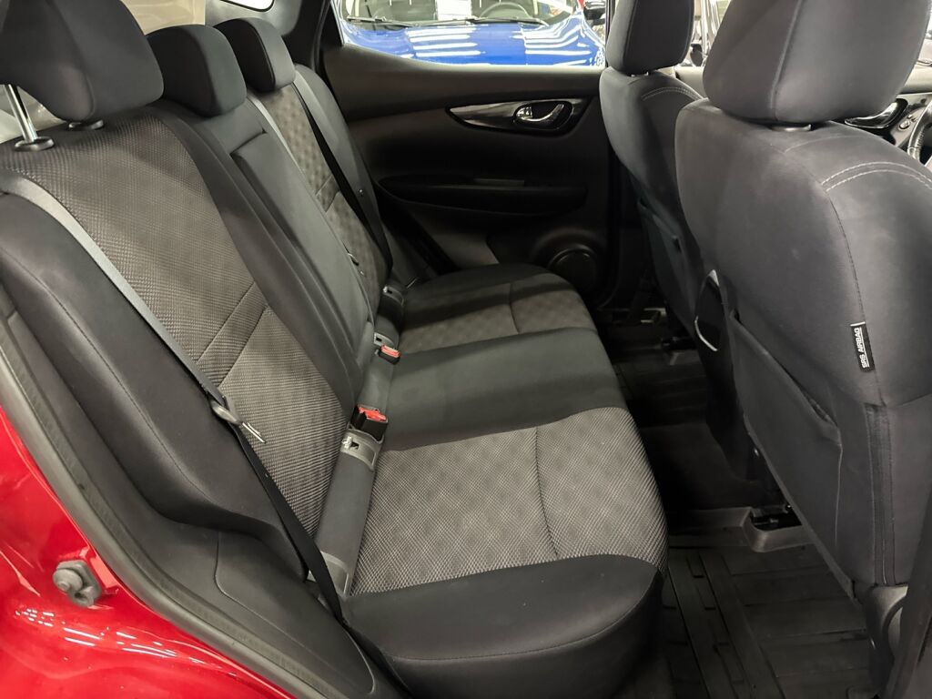 Nissan Qashqai 2015 Punainen