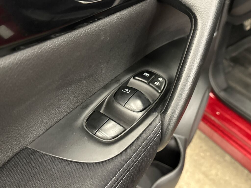 Nissan Qashqai 2015 Punainen