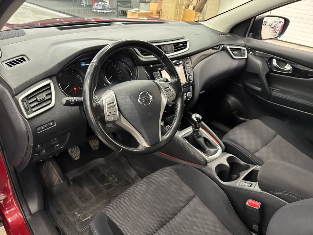 Nissan Qashqai 2015 Punainen